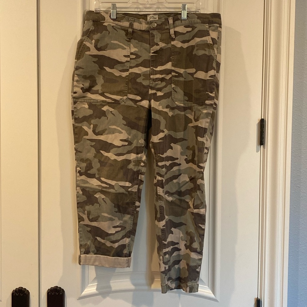 J Crew Women’s camouflage Capri pants size 33